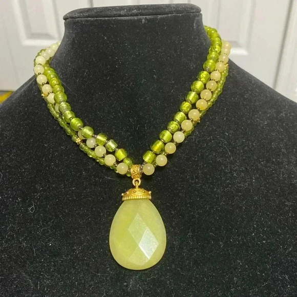 un branded Jewelry - Pretty beaded 3 strand green beaded glass & stone necklace